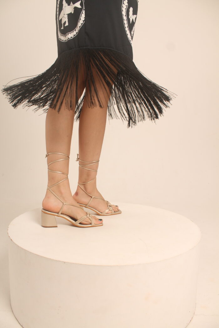 muestra detalle ruedo de producto pescaito dress